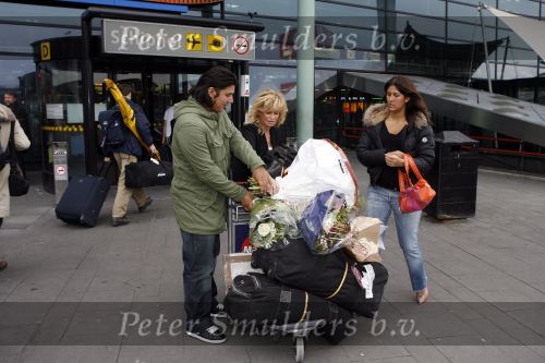 Schiphol 5 november 2006
hans Breukhoven arriveert op schiphol na reis naar de Mount Everest. Connie Constanza Jordi (met zijn vrouw) Marvin Shanna en  Edwin(met vriendin) zijn 
daar.