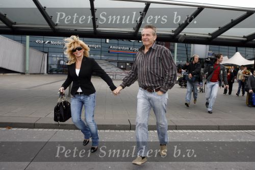 Schiphol 5 november 2006
hans Breukhoven arriveert op schiphol na reis naar de Mount Everest. Connie Constanza Jordi (met zijn vrouw) Marvin Shanna en  Edwin(met vriendin) zijn 
daar.
