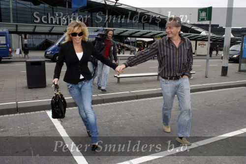 Schiphol 5 november 2006
hans Breukhoven arriveert op schiphol na reis naar de Mount Everest. Connie Constanza Jordi (met zijn vrouw) Marvin Shanna en  Edwin(met vriendin) zijn 
daar.