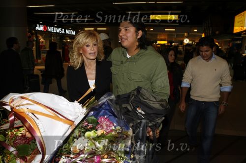 Schiphol 5 november 2006
hans Breukhoven arriveert op schiphol na reis naar de Mount Everest. Connie Constanza Jordi (met zijn vrouw) Marvin Shanna en  Edwin(met vriendin) zijn 
daar.