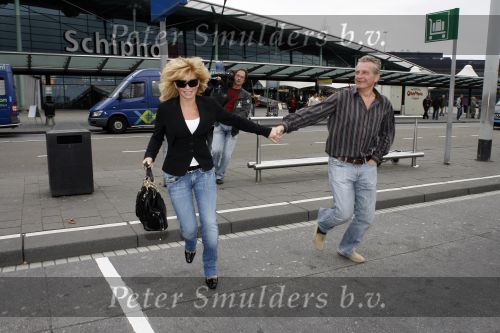 Schiphol 5 november 2006
hans Breukhoven arriveert op schiphol na reis naar de Mount Everest. Connie Constanza Jordi (met zijn vrouw) Marvin Shanna en  Edwin(met vriendin) zijn 
daar.