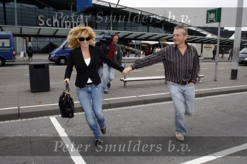 Schiphol 5 november 2006
hans Breukhoven arriveert op schiphol na reis naar de Mount Everest. Connie Constanza Jordi (met zijn vrouw) Marvin Shanna en  Edwin(met vriendin) zijn 
daar.