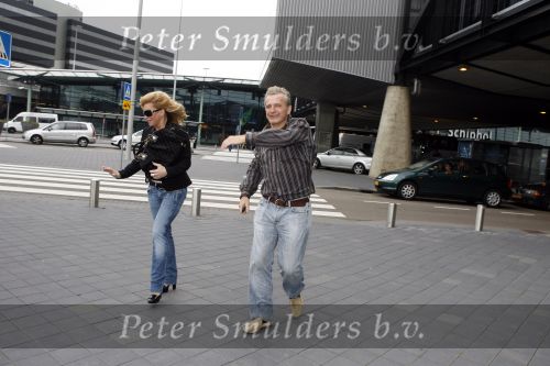 Schiphol 5 november 2006
hans Breukhoven arriveert op schiphol na reis naar de Mount Everest. Connie Constanza Jordi (met zijn vrouw) Marvin Shanna en  Edwin(met vriendin) zijn 
daar.