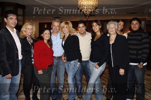 Noordwijk, 5 november 2006 
Hans Breukhoven viert de verjaardag van zijn moeder in Hotel Huis ter Duin. Verder op de foto: Connie Breukhoven, Constanza Breukhoven, Jordi Breukhoven en zijn vrouw, Marvin Breukhoven, Shanna Breukhoven en Edwin Breukhoven met zijn vrouw Ageeth Breukhoven.