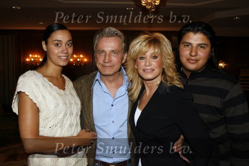 Noordwijk 5 november 2006
hans Breukhoven viert verjaardag van zijn moeder in Huis ter Duin.  Connie Constanza Jordi (met zijn vrouw) Marvin Shanna en  Edwin(met vriendin) zijn 
daar.