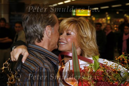 Schiphol 5 november 2006
hans Breukhoven arriveert op schiphol na reis naar de Mount Everest. Connie Constanza Jordi (met zijn vrouw) Marvin Shanna en  Edwin(met vriendin) zijn 
daar.