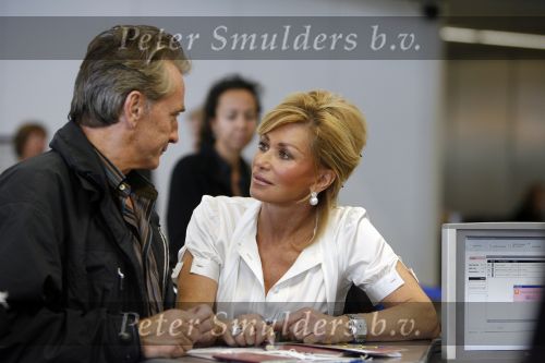 Schiphol 12 oktober 2006
Connie Breukhoven zwaait haar man Hans uit die de mount everest gaat beklimmen