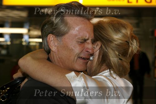 Schiphol 12 oktober 2006
Connie Breukhoven zwaait haar man Hans uit die de mount everest gaat beklimmen