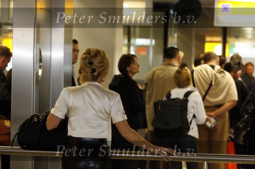 Schiphol 12 oktober 2006
Connie Breukhoven zwaait haar man Hans uit die de mount everest gaat beklimmen