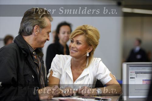 Schiphol 12 oktober 2006
Connie Breukhoven zwaait haar man Hans uit die de mount everest gaat beklimmen
