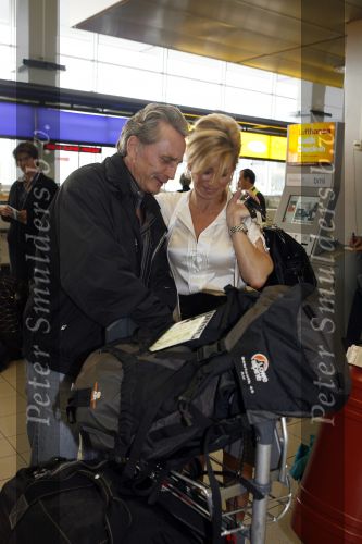 Schiphol 12 oktober 2006
Connie Breukhoven zwaait haar man Hans uit die de mount everest gaat beklimmen