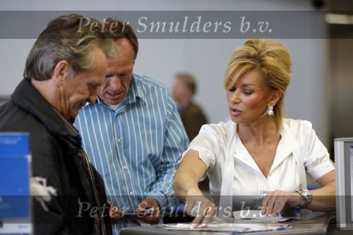 Schiphol 12 oktober 2006
Connie Breukhoven zwaait haar man Hans uit die de mount everest gaat beklimmen