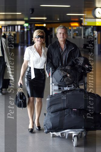Schiphol 12 oktober 2006
Connie Breukhoven zwaait haar man Hans uit die de mount everest gaat beklimmen