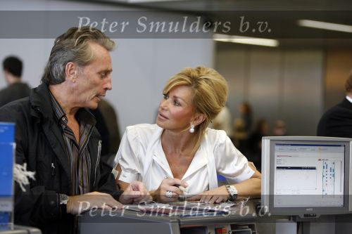 Schiphol 12 oktober 2006
Connie Breukhoven zwaait haar man Hans uit die de mount everest gaat beklimmen