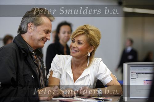 Schiphol 12 oktober 2006
Connie Breukhoven zwaait haar man Hans uit die de mount everest gaat beklimmen