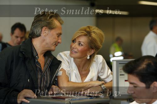 Schiphol 12 oktober 2006
Connie Breukhoven zwaait haar man Hans uit die de mount everest gaat beklimmen