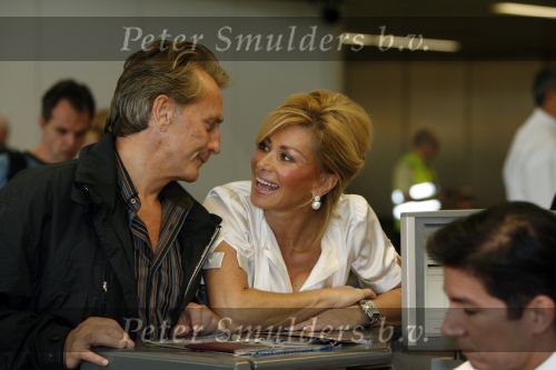 Schiphol 12 oktober 2006
Connie Breukhoven zwaait haar man Hans uit die de mount everest gaat beklimmen