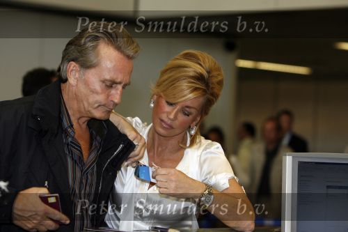Schiphol 12 oktober 2006
Connie Breukhoven zwaait haar man Hans uit die de mount everest gaat beklimmen