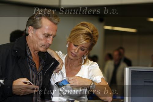 Schiphol 12 oktober 2006
Connie Breukhoven zwaait haar man Hans uit die de mount everest gaat beklimmen