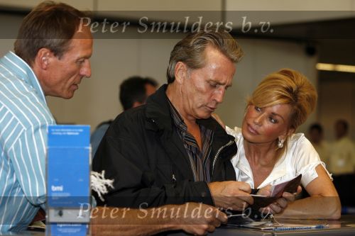 Schiphol 12 oktober 2006
Connie Breukhoven zwaait haar man Hans uit die de mount everest gaat beklimmen
