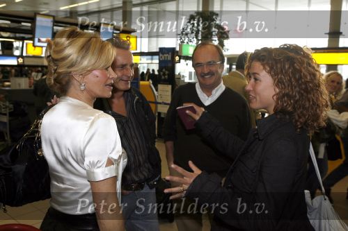 Schiphol 12 oktober 2006
Connie Breukhoven zwaait haar man Hans uit die de mount everest gaat beklimmen. Katja Schuurman met vader