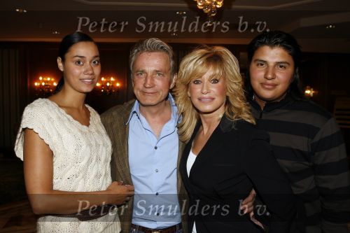 Noordwijk 5 november 2006
hans Breukhoven viert verjaardag van zijn moeder in Huis ter Duin.  Connie Constanza Jordi (met zijn vrouw) Marvin Shanna en  Edwin(met vriendin) zijn 
daar.