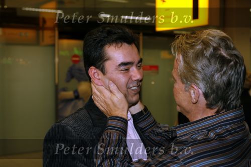 Schiphol 5 november 2006
hans Breukhoven arriveert op schiphol na reis naar de Mount Everest. Connie Constanza Jordi (met zijn vrouw) Marvin Shanna en  Edwin(met vriendin) zijn 
daar.