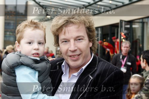 Scheveningen 25 oktober 2006
Premiere Kus in het circustheater. Edwin Jansen met zoontje Mic key .