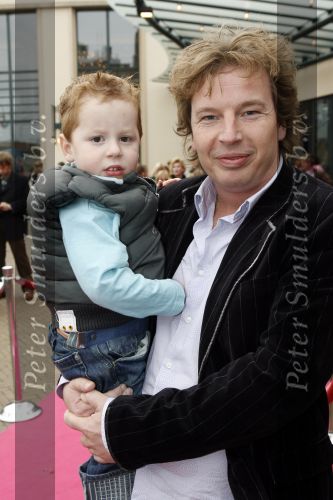 Scheveningen 25 oktober 2006
Premiere Kus in het circustheater.  Edwin jansen met zijn zoontje.