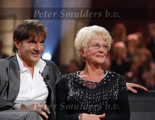 Baarn 26 oktober 2006
Tooske Ragas presenteert het nieuwe sbs programma Je wordt bedankt met daarin Gerard Joling met zijn moeder