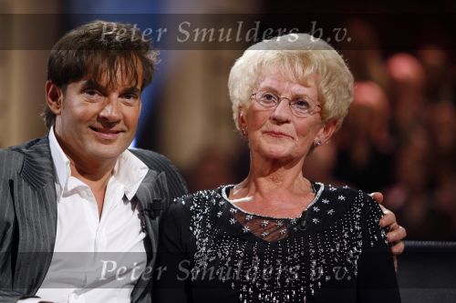 Baarn 26 oktober 2006
Tooske Ragas presenteert het nieuwe sbs programma Je wordt bedankt met daarin Gerard Joling met zijn moeder