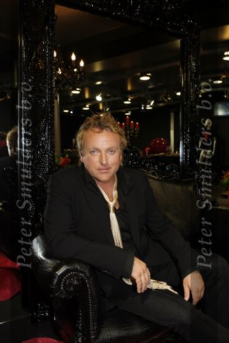 Blaricum 26 oktober 2006.
Gordon in zijn nieuwe showroom waar hij samen met zijn broer zijn eigen kledinglijn en brillenlijn gaat verkopen.