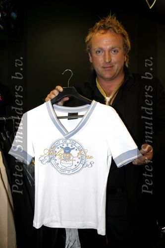 Blaricum 26 oktober 2006.
Gordon in zijn nieuwe showroom waar hij samen met zijn broer zijn eigen kledinglijn en brillenlijn gaat verkopen.