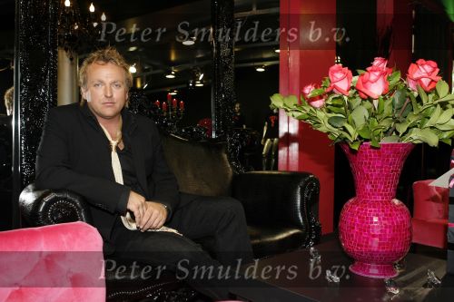 Blaricum 26 oktober 2006.
Gordon in zijn nieuwe showroom waar hij samen met zijn broer zijn eigen kledinglijn en brillenlijn gaat verkopen.