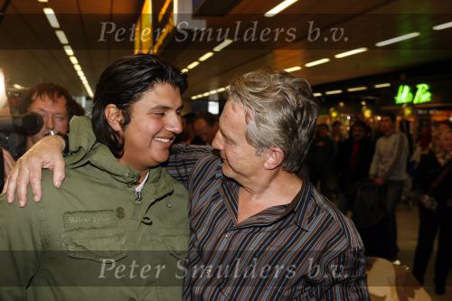 Schiphol 5 november 2006
hans Breukhoven arriveert op schiphol na reis naar de Mount Everest. Connie Constanza Jordi (met zijn vrouw) Marvin Shanna en  Edwin(met vriendin) zijn 
daar.