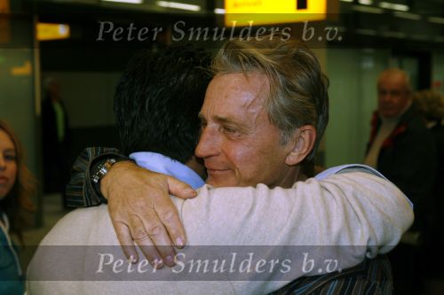Schiphol 5 november 2006
hans Breukhoven arriveert op schiphol na reis naar de Mount Everest. Connie Constanza Jordi (met zijn vrouw) Marvin Shanna en  Edwin(met vriendin) zijn 
daar.