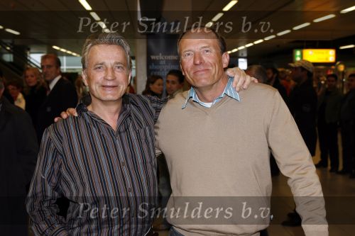Schiphol 5 november 2006
hans Breukhoven arriveert op schiphol na reis naar de Mount Everest. Connie Constanza Jordi (met zijn vrouw) Marvin Shanna en  Edwin(met vriendin) zijn 
daar.
