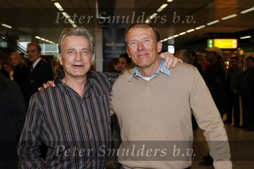 Schiphol 5 november 2006
hans Breukhoven arriveert op schiphol na reis naar de Mount Everest. Connie Constanza Jordi (met zijn vrouw) Marvin Shanna en  Edwin(met vriendin) zijn 
daar.