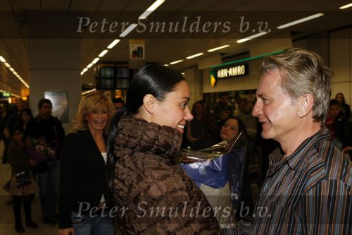 Schiphol 5 november 2006
hans Breukhoven arriveert op schiphol na reis naar de Mount Everest. Connie Constanza Jordi (met zijn vrouw) Marvin Shanna en  Edwin(met vriendin) zijn 
daar.