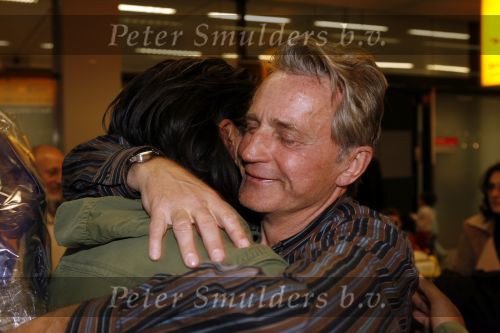 Schiphol 5 november 2006
hans Breukhoven arriveert op schiphol na reis naar de Mount Everest. Connie Constanza Jordi (met zijn vrouw) Marvin Shanna en  Edwin(met vriendin) zijn 
daar.