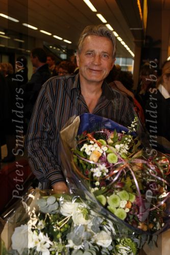 Schiphol 5 november 2006
hans Breukhoven arriveert op schiphol na reis naar de Mount Everest. Connie Constanza Jordi (met zijn vrouw) Marvin Shanna en  Edwin(met vriendin) zijn 
daar.