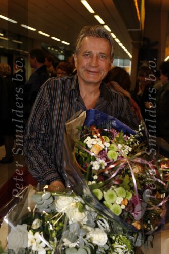 Schiphol 5 november 2006
hans Breukhoven arriveert op schiphol na reis naar de Mount Everest. Connie Constanza Jordi (met zijn vrouw) Marvin Shanna en  Edwin(met vriendin) zijn 
daar.