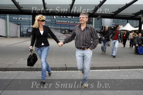Schiphol 5 november 2006
hans Breukhoven arriveert op schiphol na reis naar de Mount Everest. Connie Constanza Jordi (met zijn vrouw) Marvin Shanna en  Edwin(met vriendin) zijn 
daar.