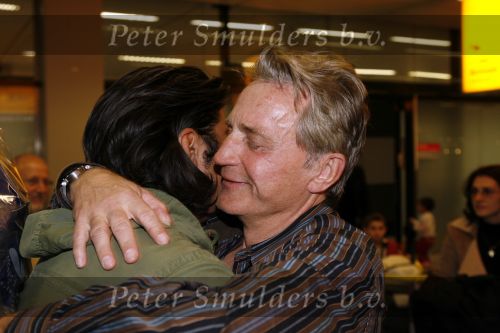Schiphol 5 november 2006
hans Breukhoven arriveert op schiphol na reis naar de Mount Everest. Connie Constanza Jordi (met zijn vrouw) Marvin Shanna en  Edwin(met vriendin) zijn 
daar.