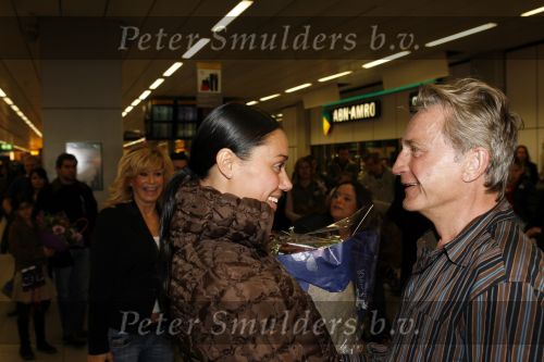 Schiphol 5 november 2006
hans Breukhoven arriveert op schiphol na reis naar de Mount Everest. Connie Constanza Jordi (met zijn vrouw) Marvin Shanna en  Edwin(met vriendin) zijn 
daar.