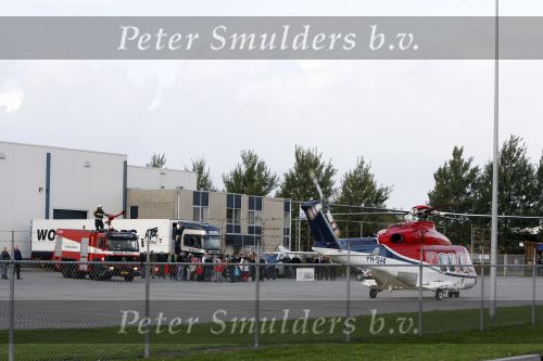 Zeewolde 1 november 2006
Koning Abdullah Koningin Rania en Koningin Beatrix op bezoek bij de spyker fabriek waar ze rondgeleid worden door Viktor Muller.helicopter