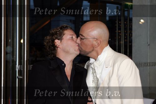 Amsterdam 20 oktober 2006
Uitreiking televizierring 2006 in ij theater.
Henkjan Smits en Maik de Boer kussend