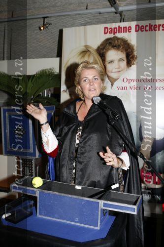 Naarden 31 oktober 2006
Daphne Deckers bij presentatie van haar nieuwe boek.Irene Moors met Goochelaar Ronald Moray