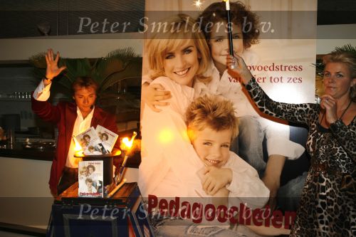 Naarden 31 oktober 2006
Daphne Deckers bij presentatie van haar nieuwe boek.Irene Moors met Goochelaar Ronald Moray