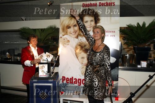 Naarden 31 oktober 2006
Daphne Deckers bij presentatie van haar nieuwe boek.Irene Moors met Goochelaar Ronald Moray